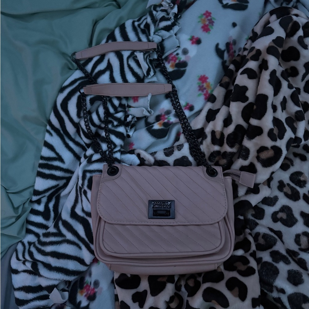 BADGLEY MISCHKA purse. It’s gorgeous and adjustable. Perfect for any outfit.